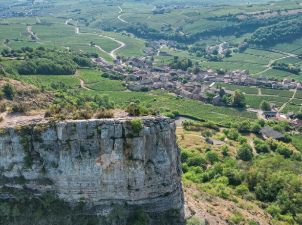 Bourgogne-Franche-Comté : Quand les Beaux Villages Riment avec Grandes Appellations